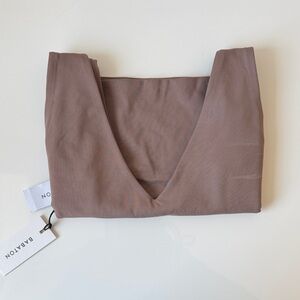 Aritzia Contour V-Neck Tank Top – Women’s Medium (Visible Marks)